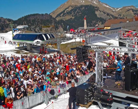 Crowd at the BB Brunes gig at the 2011 Festival des Concerts Sauvages