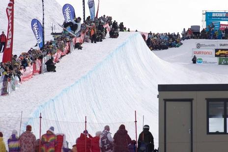 Shaun White wins the halfpipe competition at the NZ 09 Burton Open