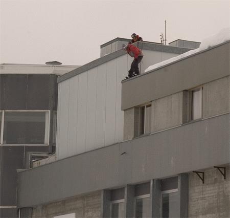 Ryan Davis, cable car station drop, Laax - BRITS 2008