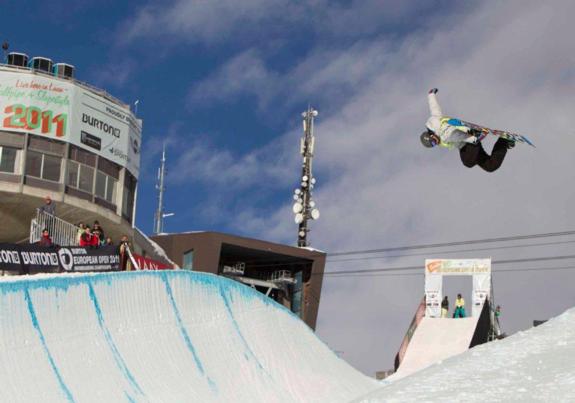 Holly Crawford in the halfpipe qualifcation at the 2011 BEO