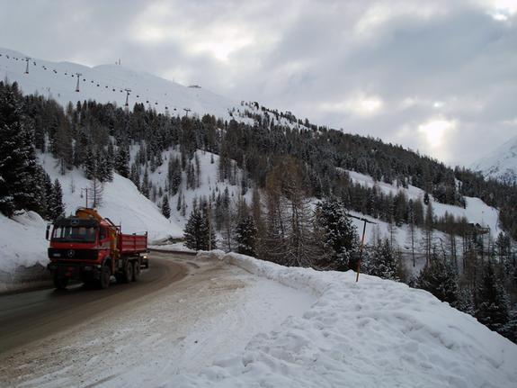Livigno Mottolino gondola road crossing