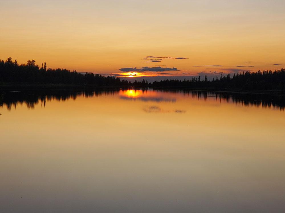 midnightsun_lake.jpg