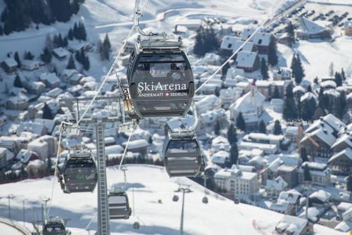1280px-Gütsch-Express_in_der_Skiarena_Andermatt-Sedrun.jpg