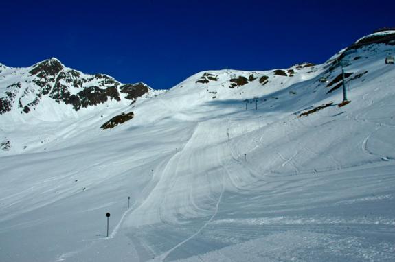 Schlafbühelabfahrt black piste and the Alblittkopfbahn chairlift