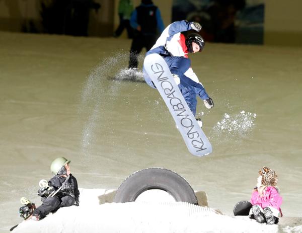 Ben Kilner at Snow Factor watched by 9 year old Ewan Buchan and 11 year old Rebecca Parry