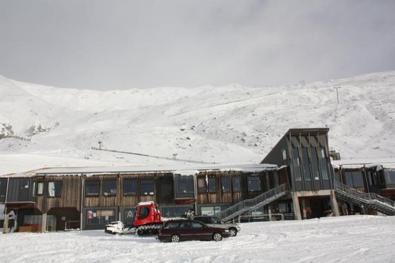 Fresh snow on Home Basin 8th June 2010